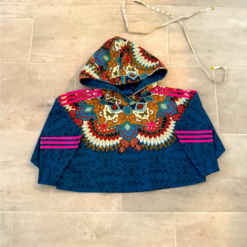 New cropped cotton adidas hoodie. Size small. Loose fit.